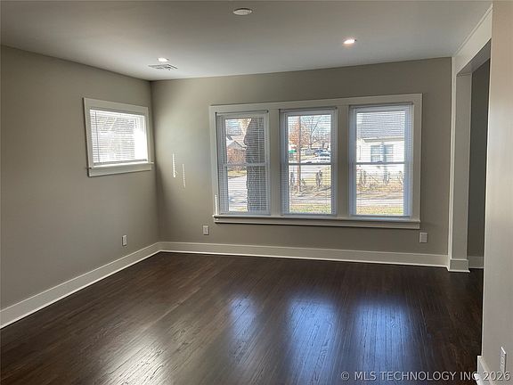 2nd image of 127 N Vancouver Ave