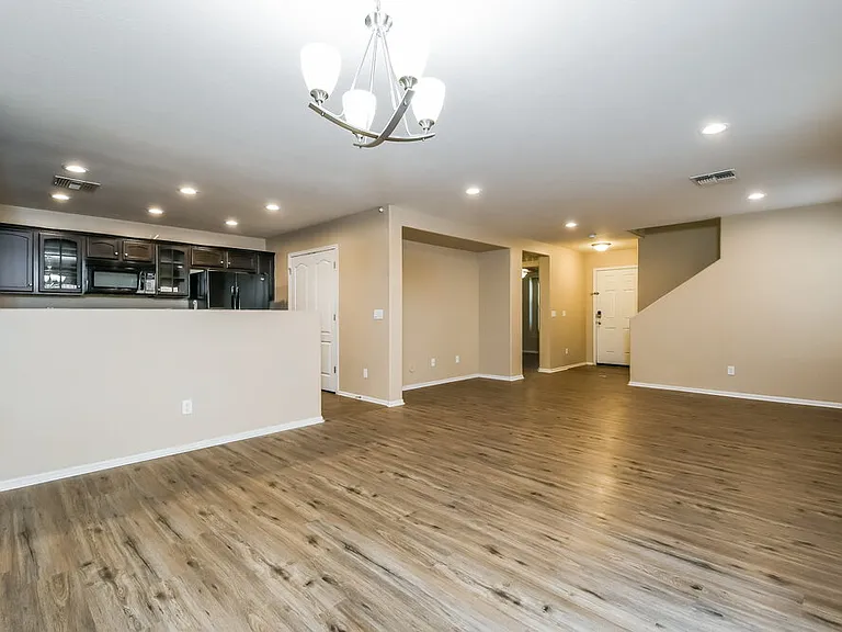 923 S Pheasant Dr — Photo 5