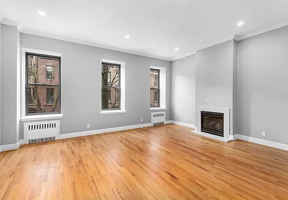 3rd image of 42 Saint Marks Pl APT 2