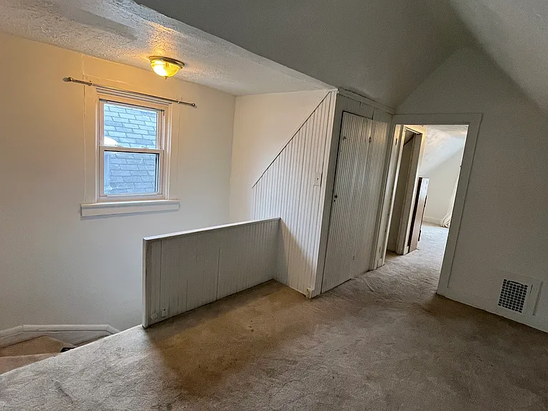 313 E University Ave — Photo 17