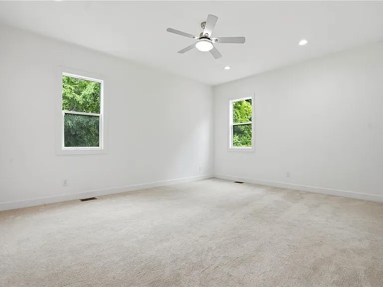 2415 Rugby Ave — Photo 24