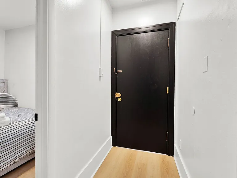 1032 Vaughn St — Photo 16
