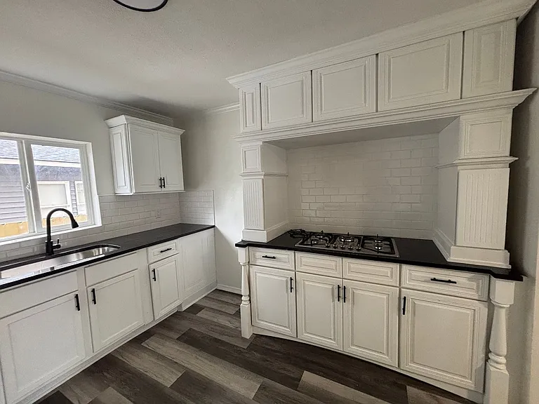 655 S Hillside St — Photo 8