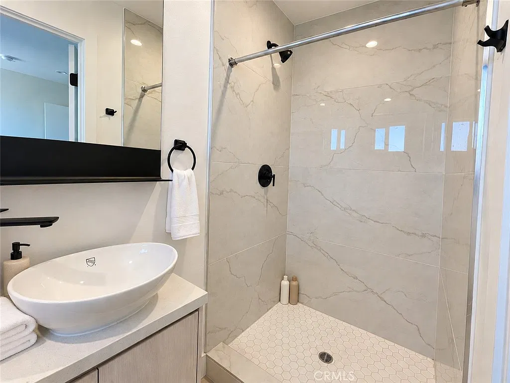 3 bed, 3.0 bath, 1685 sqft, $3,300 — Photo 4