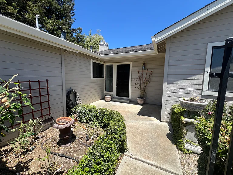 660 Helen Dr — Photo 3