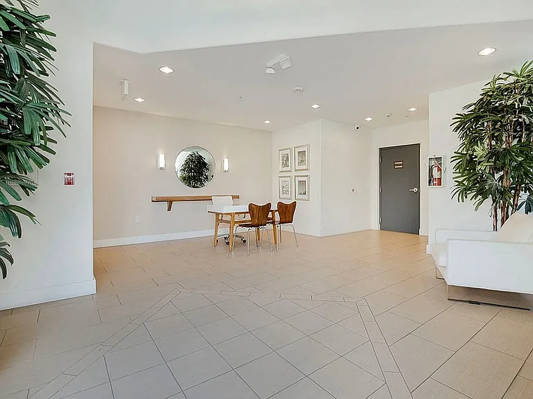 Grand View Towers — Photo 9