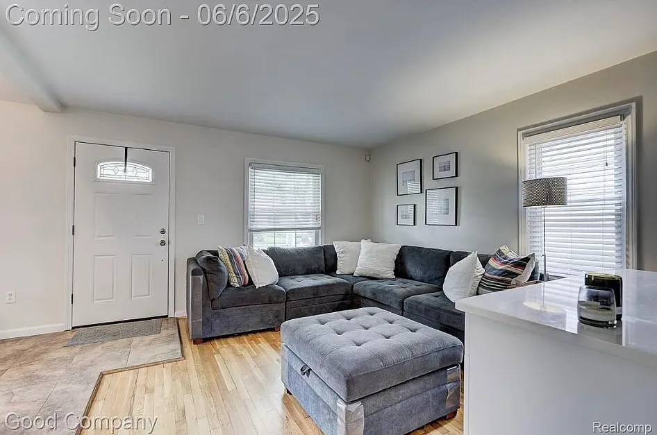 3 bed, 1368 sqft, $2,300 — Photo 3