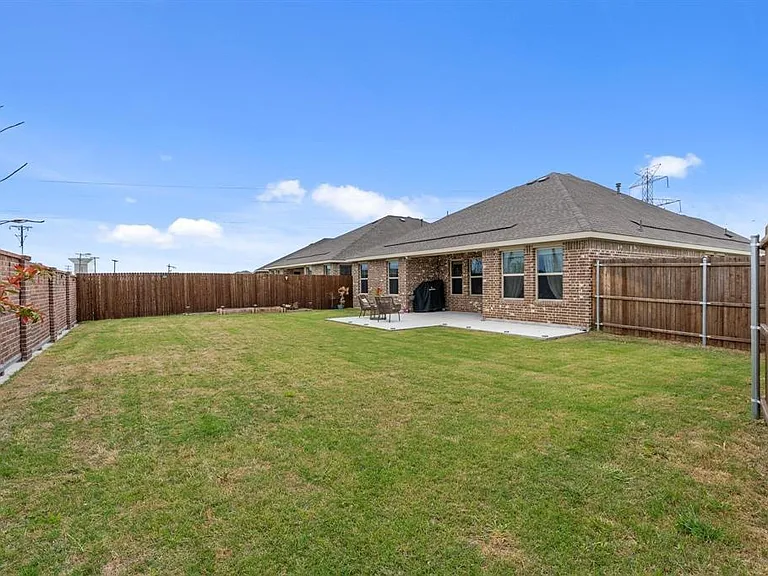 671 Farmstead Dr — Photo 5
