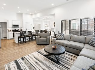 505 Vintage Ln, Pella, IA 50219