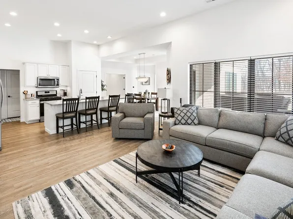 505 Vintage Ln, Pella, IA 50219