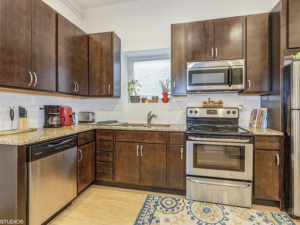 1st image of 634 W Wellington Ave #3