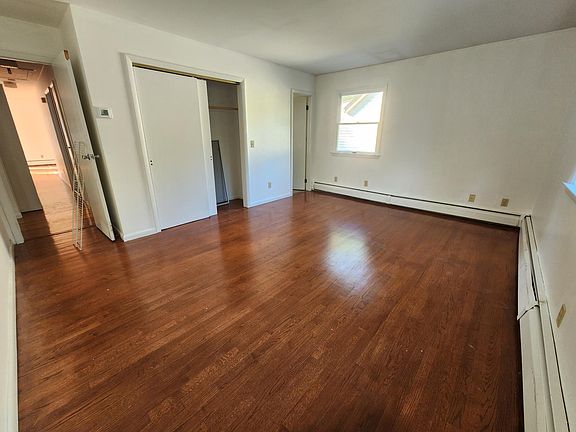 4th image of 21-8 Dell St