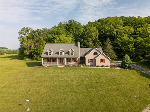 10 Saddleback Rd, Galena, IL 61036