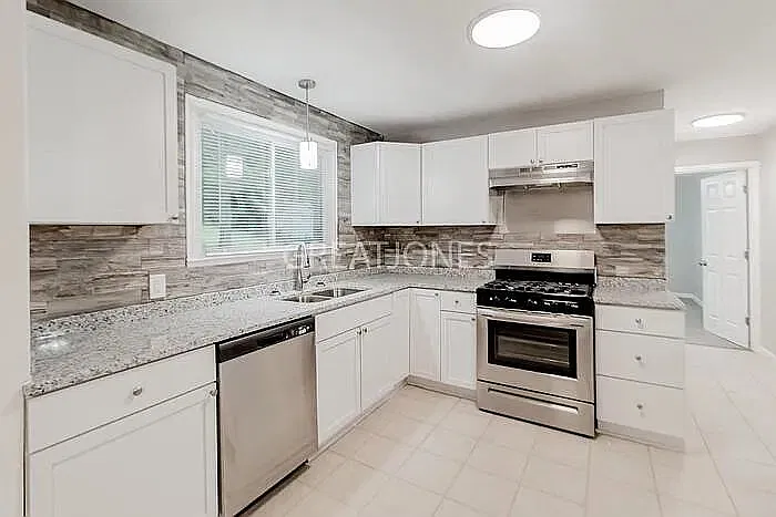 4 bed, 1.0 bath, 904 sqft, $1,475 — Photo 3