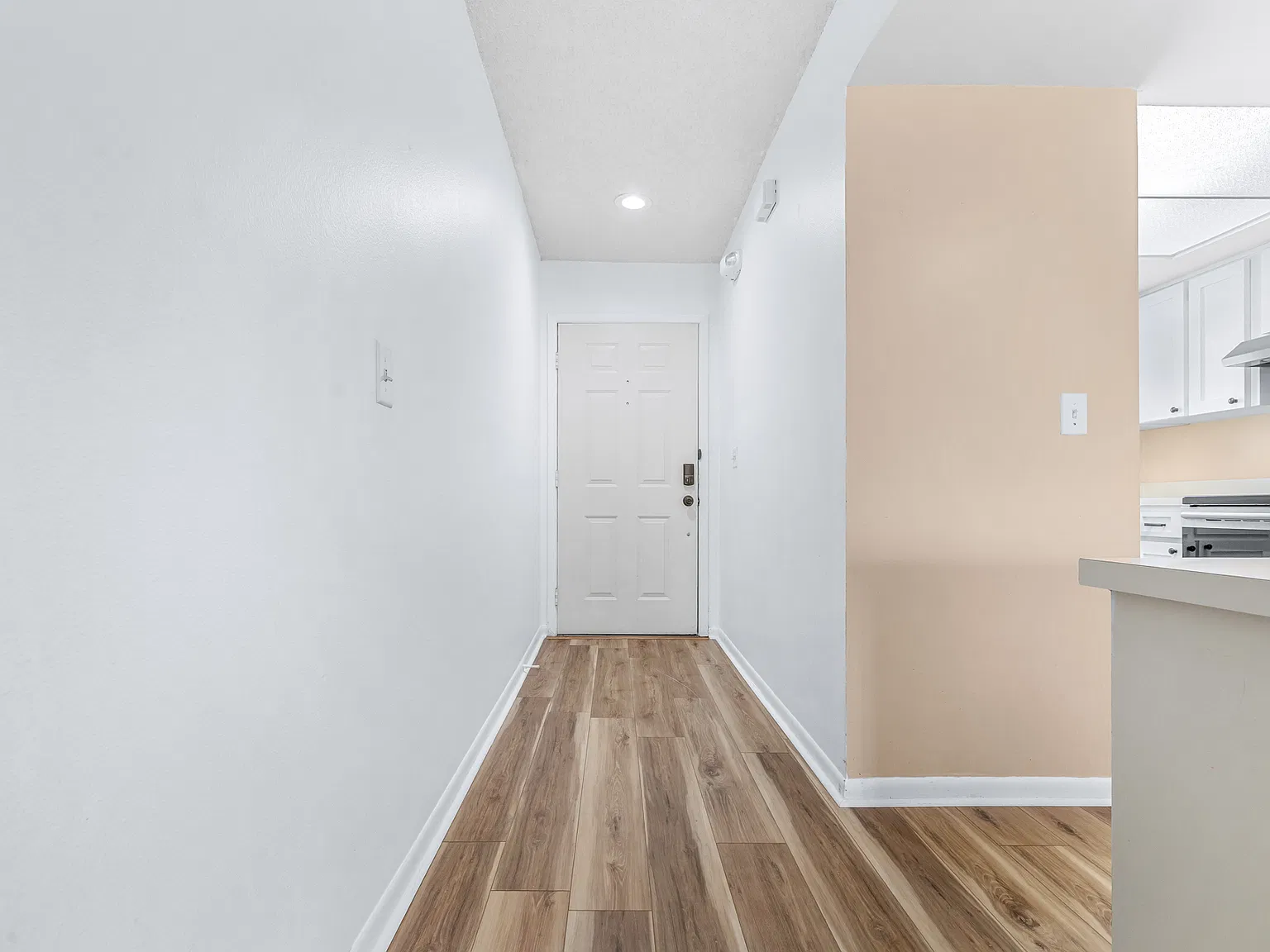 2 bed, 945 sqft, $1,555 — Photo 3