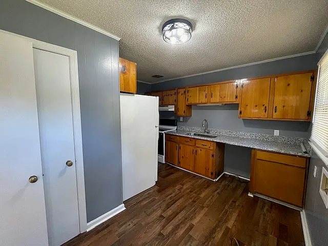 704 Lynnwood Dr — Photo 6