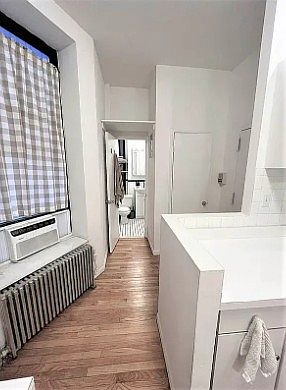 5th image of 247 E 62nd St APT 7