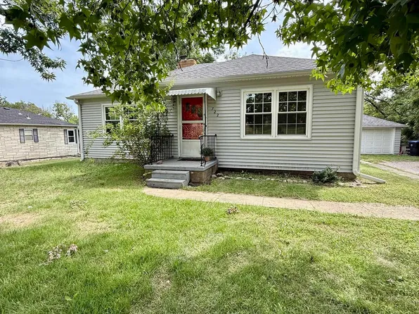 722 SW Grand Ct, Topeka, KS 66606