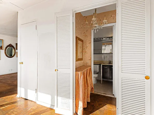 70-25 Yellowstone Boulevard image 15 of 28