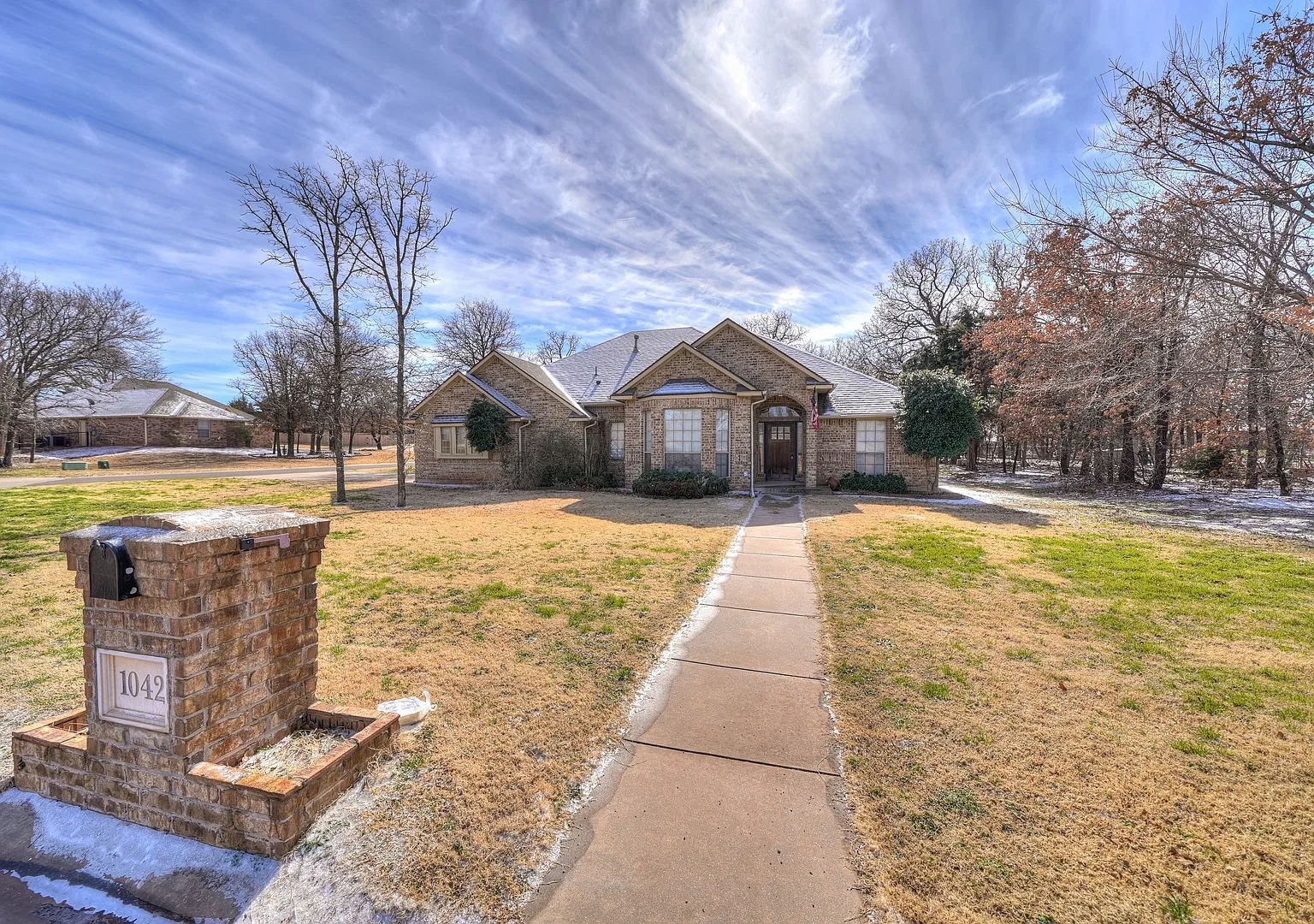 1042 Hidden Oaks Way — Photo 2