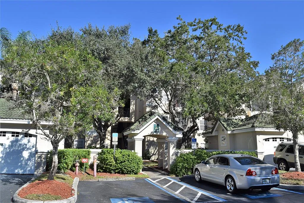 1 bed, 1.0 bath, 843 sqft, $1,450 — Photo 1