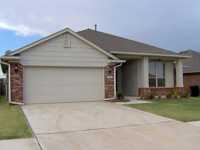 3 bed, 1400 sqft, $1,650 — Photo 1
