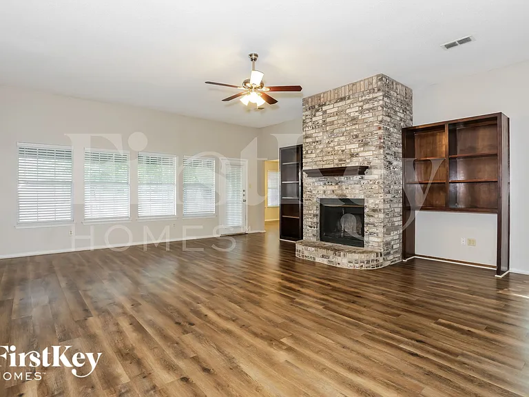 714 Windridge Ln — Photo 4