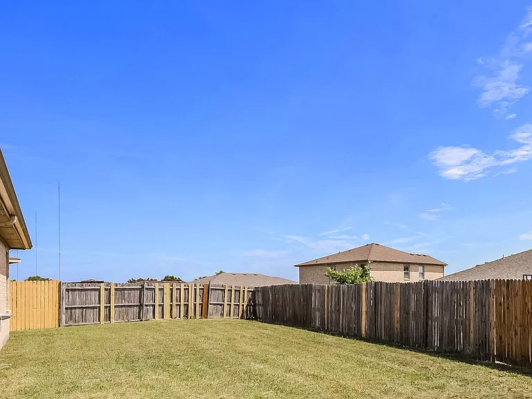 1324 Burleson St — Photo 15