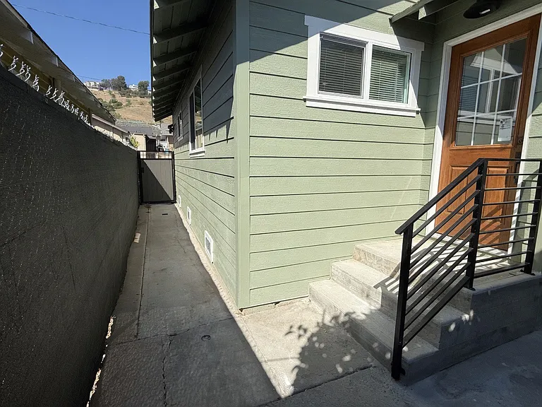 824 Aragon Ave — Photo 12