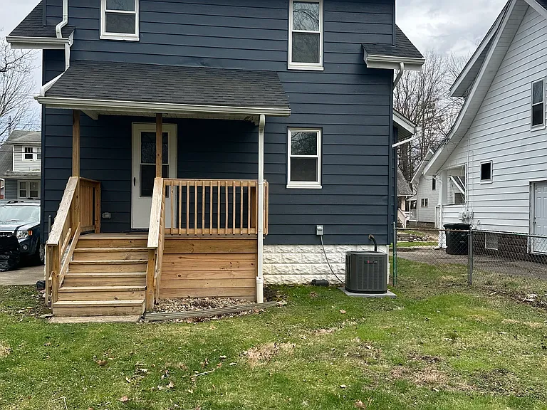 137 E Emerling Ave — Photo 2
