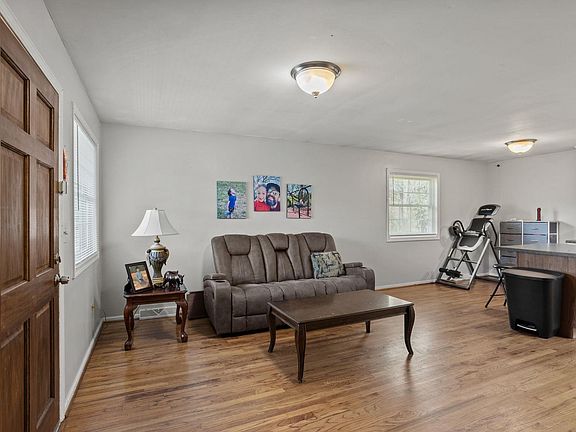 4th image of 40 Westview Ave