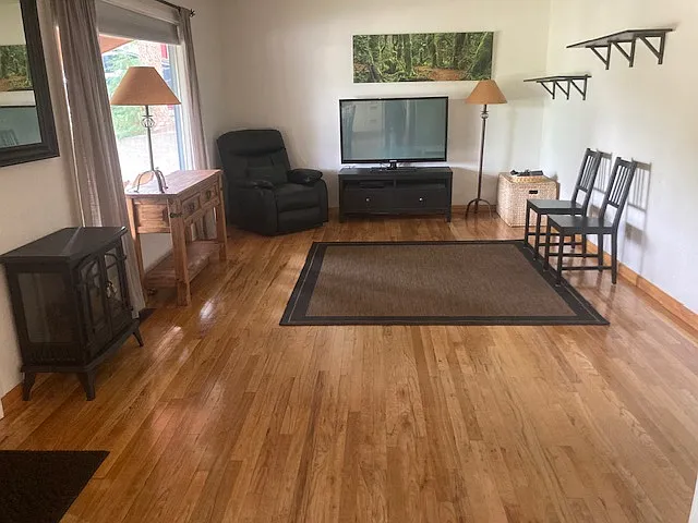 2208 Crestview Dr — Photo 5