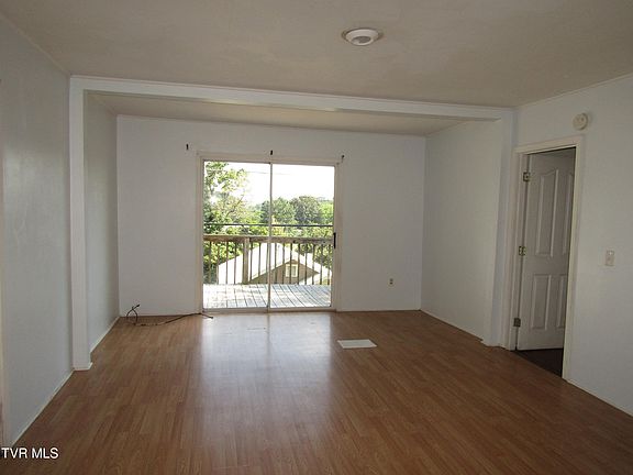 4th image of 133 Mullins St