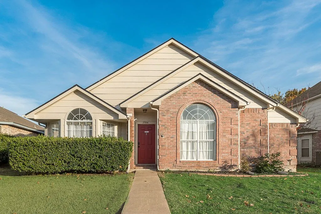 3 bed, 1316 sqft, $4,300 — Photo 1