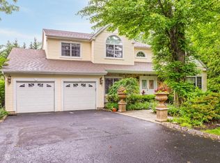 43 Cocks Ln, Locust Valley, NY 11560