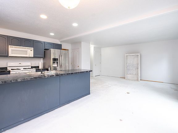 5th image of 601 SE Port Ave