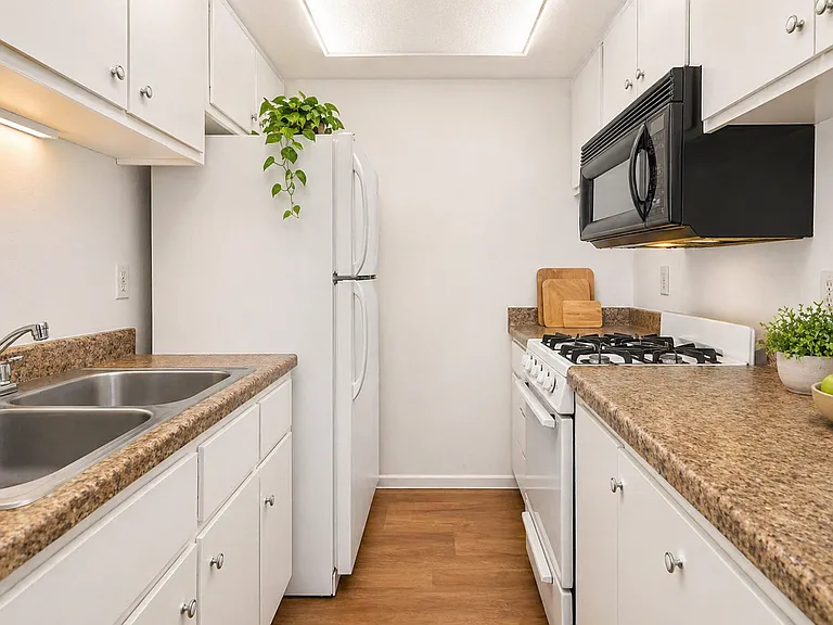El Dorado Apartments — Photo 4