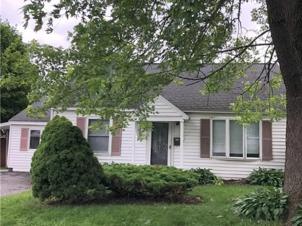 302 Hyland Dr, North Syracuse, NY 13212