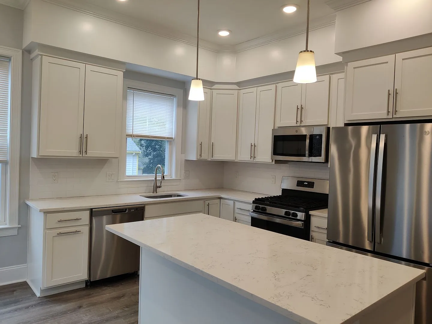 No Brokers Fee, No Security Deposit, In-Unit Washer and Dryer, Central Heat/AC, Heat, Parking Inc... — Photo 2