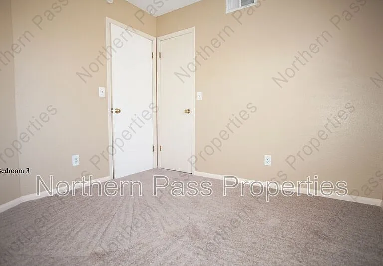 637 Woodcrest Ln — Photo 16