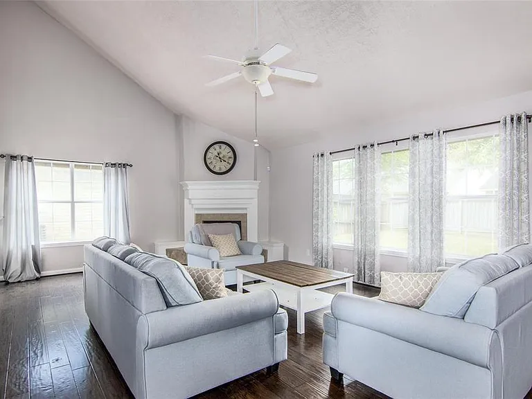 5839 Culross Close — Photo 3