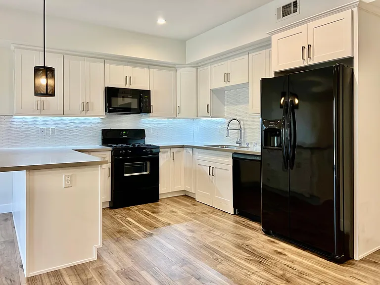 340 N Oxford Ave #202 — Photo 1