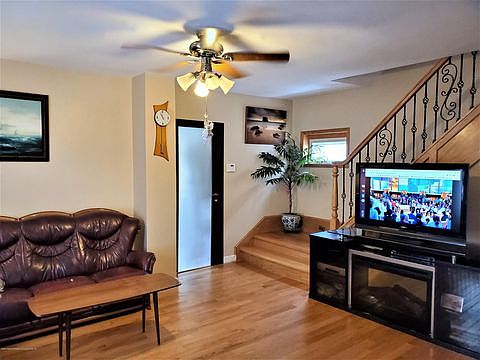 3rd image of 301 Dongan Hills Ave
