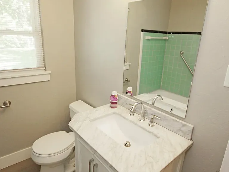 1205 W Brooks St — Photo 8