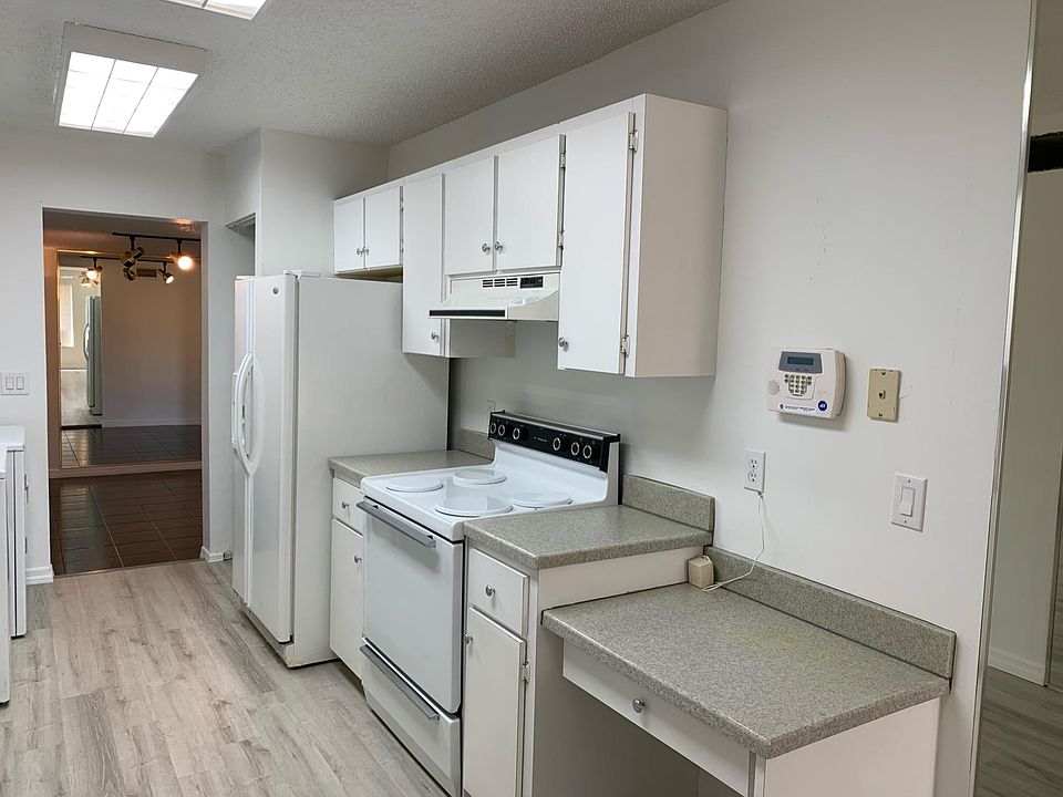 1st image of 600 W Rosewood Ln #600