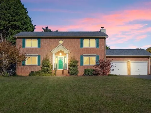 805 Crossridge Ln, Kernersville, NC 27284