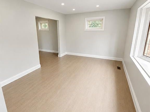 3rd image of 1597 Bruce Ave