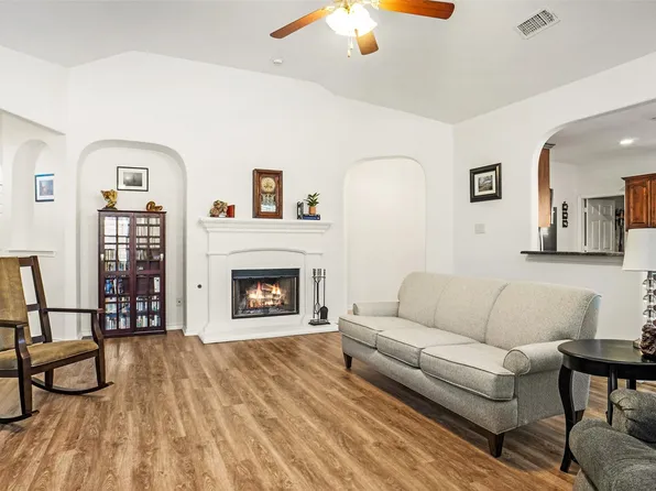 332 Branding Iron Trl, Fort Worth, TX 76131