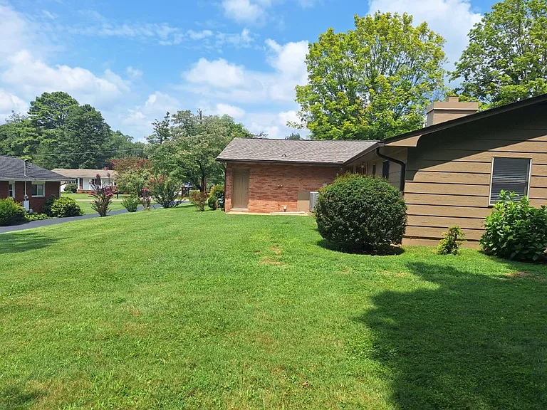 6826 Dorchester Dr — Photo 7