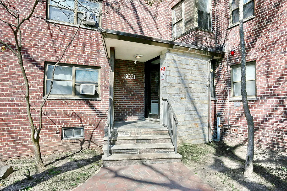 Building Photo - 3021 Edwin Ave #5H